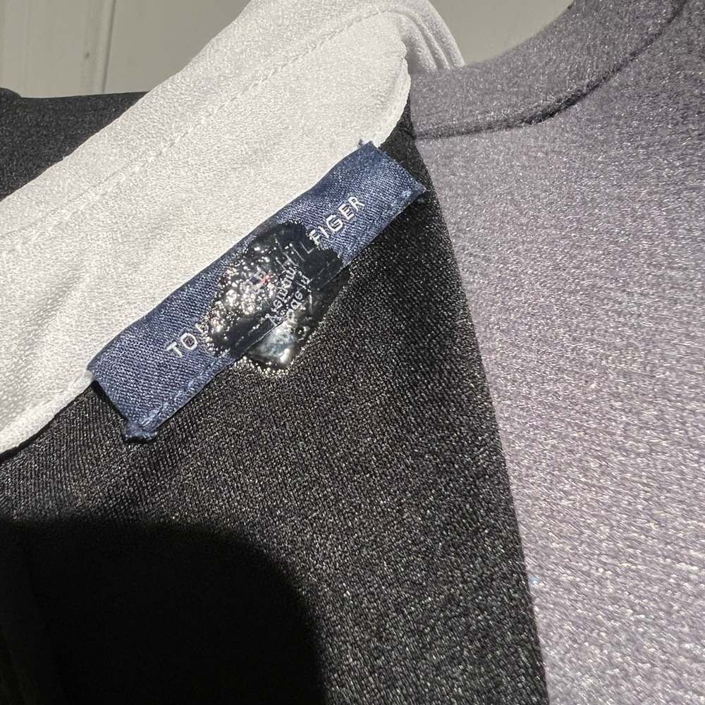 Chic Black Tommy Hilfiger Dress with White Collar - Picture 5 of 6
